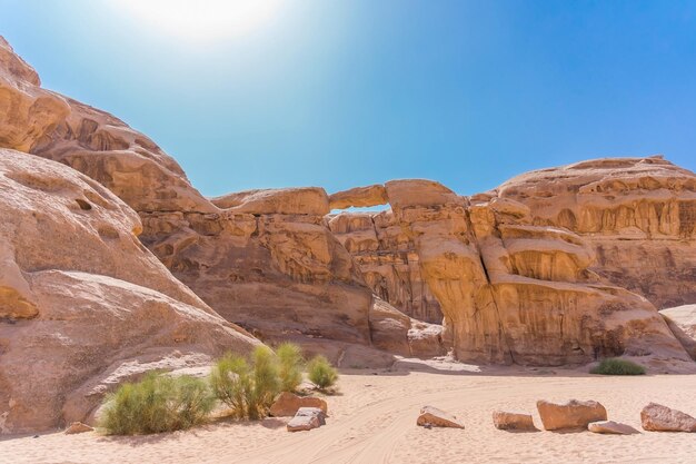 Vista panoramica dell'arco roccioso di Um Fruth nel deserto di Wadi Rum in Giordania