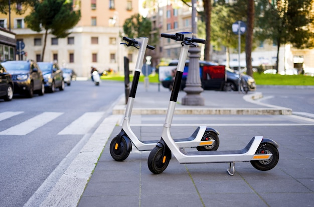 Vista panoramica dell'e-scooter sul muro per la mobilità in città