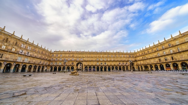 Vista panoramica dell'immensa Plaza Mayor di Salamanca con i suoi portici intorno alla piazza