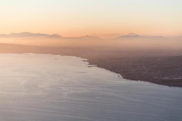 Vista panoramica dell'intero Golfo di Napoli al tramonto dal Monte Faito. Italia Napoli