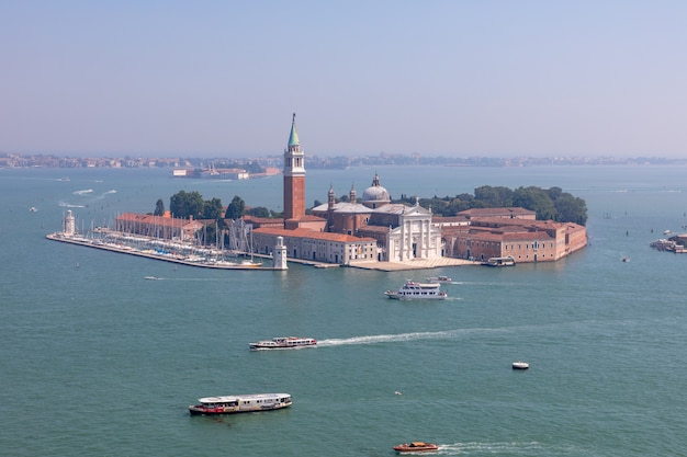 Vista panoramica dell'Isola di San Giorgio Maggiore dal Campanile di San Marco. Paesaggio di una giornata estiva e cielo azzurro soleggiato