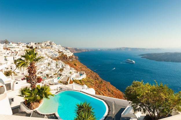 Vista panoramica dell'isola di Santorini, Grecia. Architettura bianca e mare blu. Famosa destinazione di viaggio