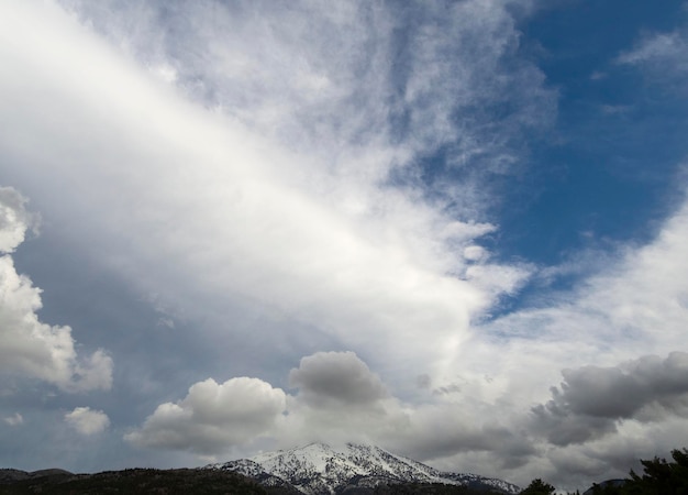 Vista panoramica dell'isola greca di Evia con nuvole in una giornata di sole dal monte Dirfys Grecia