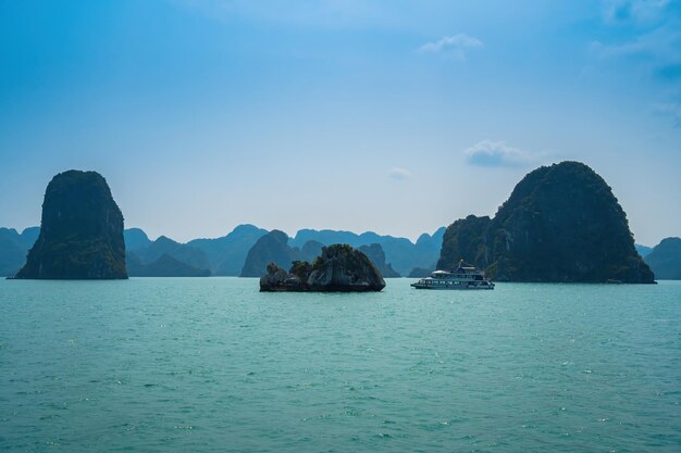 Vista panoramica dell'isola rocciosa nella baia di HaLong Vietnam Sud-est asiatico Patrimonio mondiale dell'UNESCO Isole di montagna nella baia di Ha Long Bellissimo paesaggio Popolare punto di riferimento asiatico famosa destinazione del Vietnam