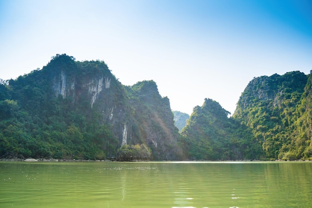 Vista panoramica dell'isola rocciosa nella baia di HaLong Vietnam Sud-est asiatico Patrimonio mondiale dell'UNESCO Isole di montagna nella baia di Ha Long Bellissimo paesaggio Popolare punto di riferimento asiatico famosa destinazione del Vietnam
