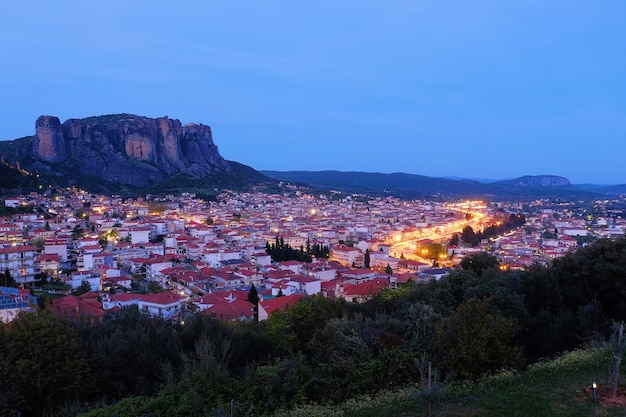 Vista panoramica dell'ora del tramonto della città di Meteora, famoso punto di riferimento della Grecia.