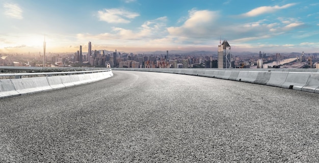 Vista panoramica dell'orizzonte della città da Curved Urban Road