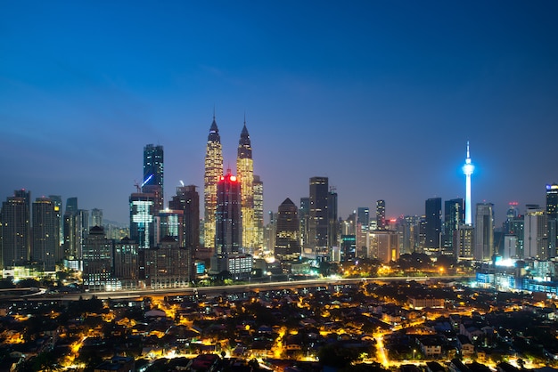 Vista panoramica dell&#39;orizzonte della città di Kuala Lumpur durante la costruzione di grattacieli di osservazione di alba