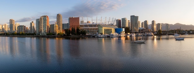 Vista panoramica dell'orizzonte della città di Vancouver in False Creek