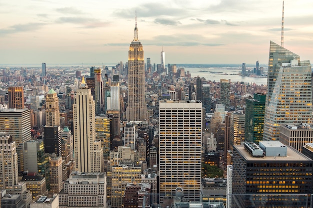 Vista panoramica dell'orizzonte e dei grattacieli di new york city al tramonto