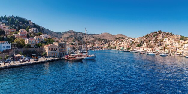 Vista panoramica della baia dell'isola di Symi in Grecia