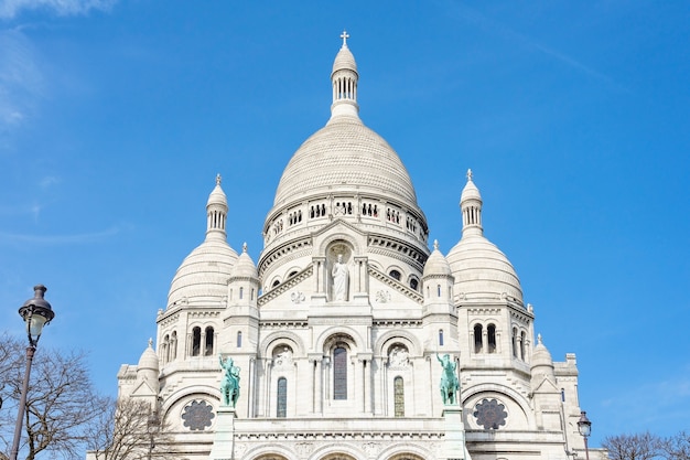 Vista panoramica della Basilica del Sacro cuore di Parigi con cielo nuvoloso blu sullo sfondo