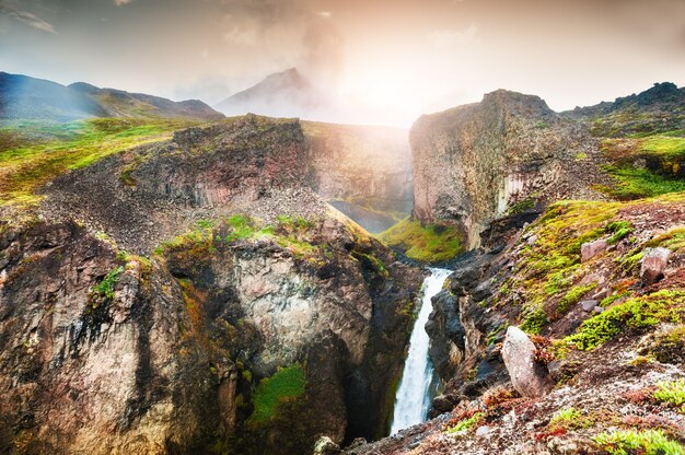 Vista panoramica della bellissima cascata sull'isola della discoteca, Groenlandia occidentale