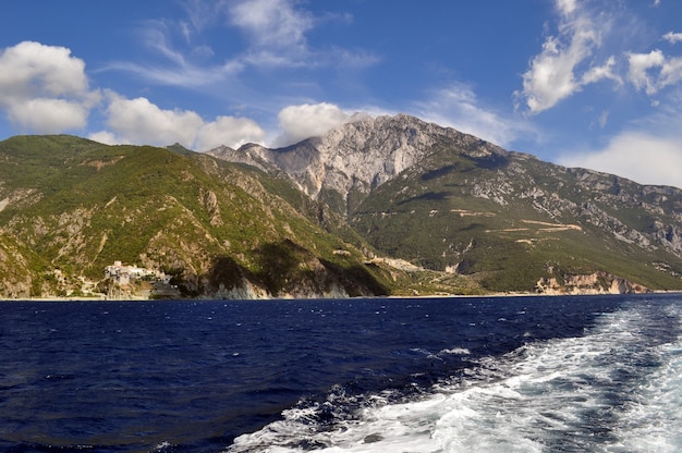 Vista panoramica della bellissima costa dal mare e dalle montagne meravigliose