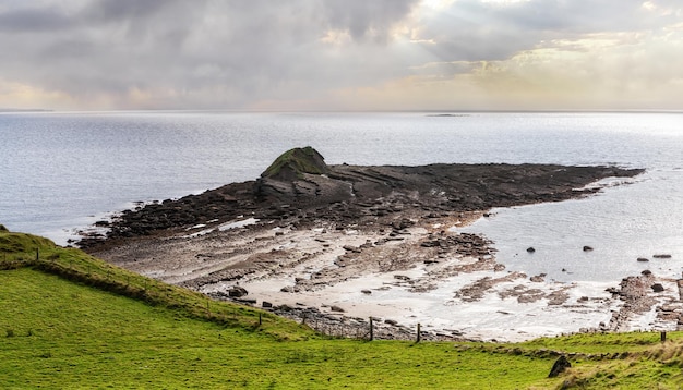 Vista panoramica della bellissima costa del Donegal di Largy presso la cascata segreta - Dunkineely County Donegal Irlanda