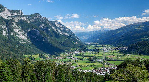 Vista panoramica della campagna verde dei prati alpini e delle montagne