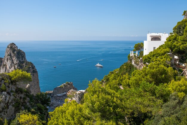 Vista panoramica della casa sulla costa tropicale