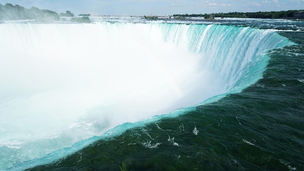 Vista panoramica della cascata dal mare