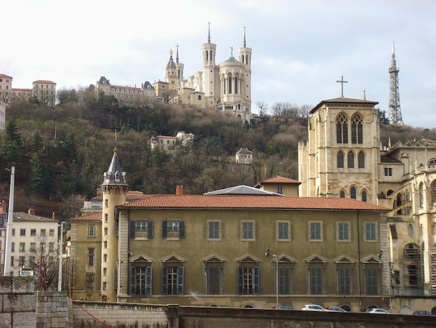 Vista panoramica della cattedrale e della città in un giorno di primavera Lione Francia