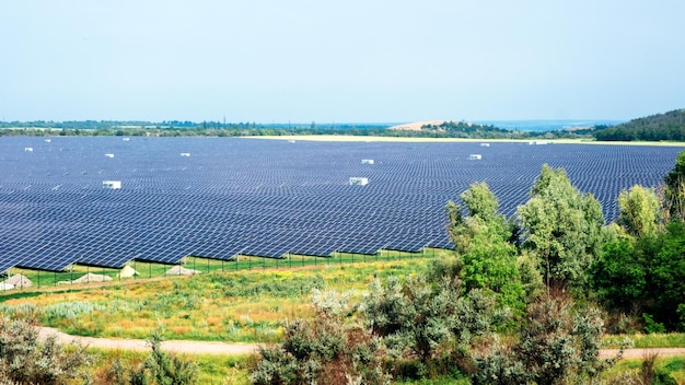 Vista panoramica della centrale fotovoltaica parco solare fattoria solare centrale solare banner con