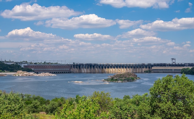 Vista panoramica della centrale idroelettrica Dnieper dall'isola Khortytsya a Zaporozhye, Ucraina, su una soleggiata giornata estiva