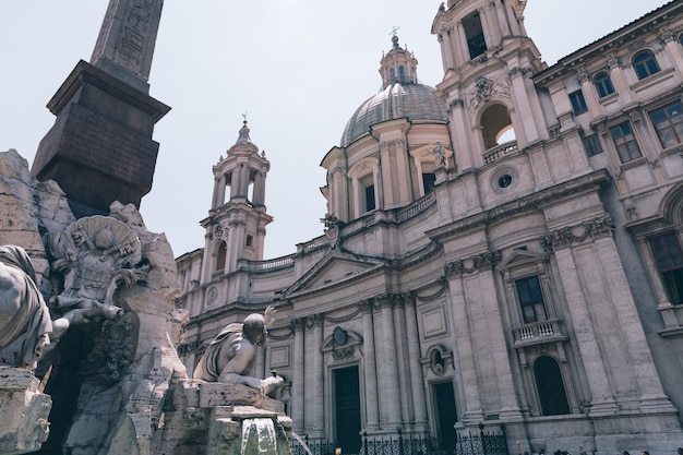 Vista panoramica della chiesa di Sant'Agnese in Agone, chiamata anche Sant'Agnese in Piazza Navona è una piazza di Roma. Giornata estiva e cielo azzurro