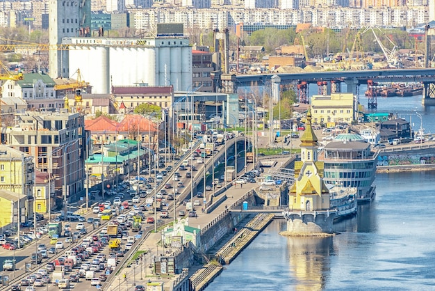 Vista panoramica della città con case a Kiev Ucraina