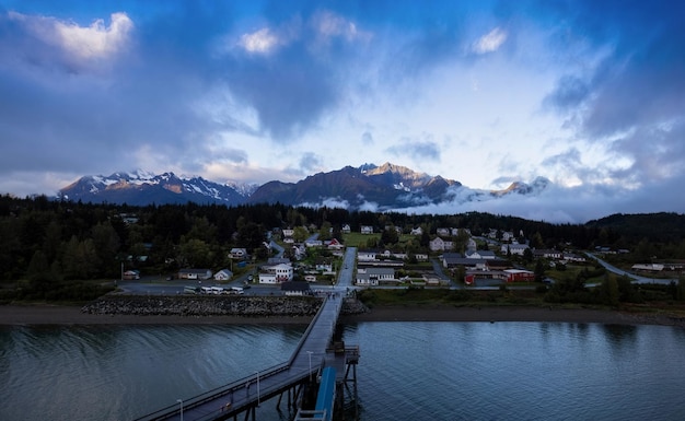 Vista panoramica della città dell'Alaska Haines con il tramonto panoramico e l'oceano spettacolare sullo sfondo