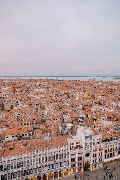 Vista panoramica della città dell'isola di venezia in italia dall'enorme torre sulla piazza san marco