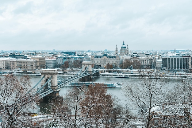 Vista panoramica della città di Budapest e del Ponte delle Catene in una gelida mattina d'inverno nevoso