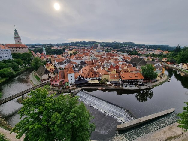 Vista panoramica della città di Cesky Krumlov sulla riva del fiume Moldava in una giornata autunnale con vista sul castello medievale