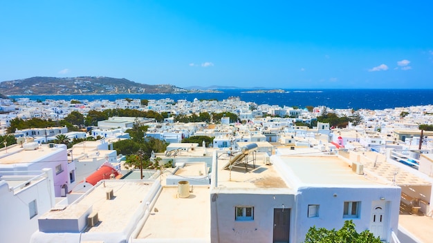 Vista panoramica della città di Chora in riva al mare nell'isola di Mykonos sulla soleggiata giornata estiva, Grecia. scenario greco
