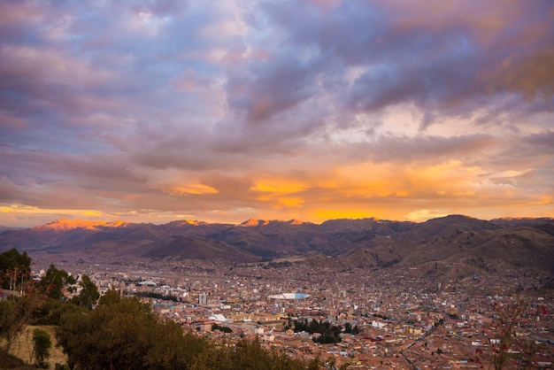 Vista panoramica della città di Cusco con Cloudscape incandescente e cielo colorato al crepuscolo. Cusco è tra le destinazioni di viaggio più importanti in Perù e in tutto il Sud America.