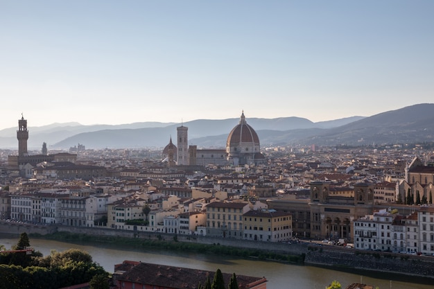 Vista panoramica della città di Firenze con la Cattedrale di Santa Maria del Fiore e Palazzo Vecchio da Piazzale Michelangelo (Piazza Michelangelo). Giornata di sole estivo e cielo blu drammatico