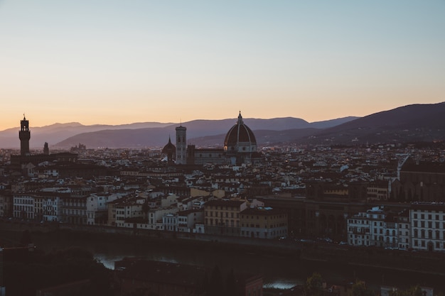 Vista panoramica della città di Firenze con la Cattedrale di Santa Maria del Fiore e Palazzo Vecchio da Piazzale Michelangelo (Piazza Michelangelo). Giornata di sole estivo e cielo blu drammatico