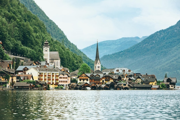 Vista panoramica della città di Hallstatt nelle alpi austriache