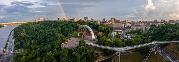 Vista panoramica della città di kyiv con un bellissimo arcobaleno sulla città