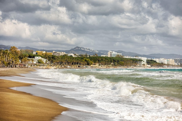 Vista panoramica della città di Marbella e del mare in tempesta Spagna resort a gennaio