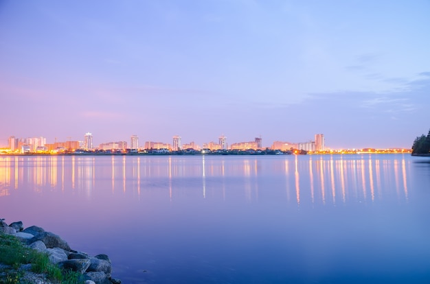 Vista panoramica della città di notte con le luci