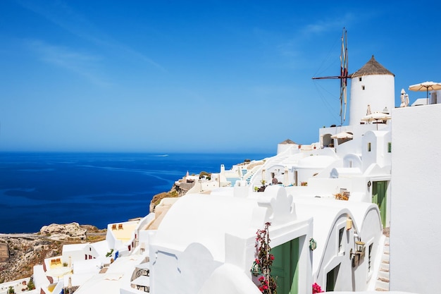 Vista panoramica della città di Oia, architettura bianca sull'isola di Santorini, Grecia. Bellissimo paesaggio con vista sul mare