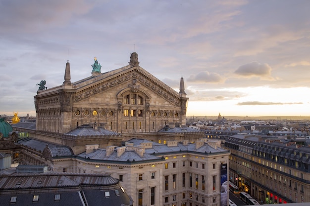 Vista panoramica della città di Parigi al tramonto