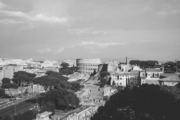 Vista panoramica della città di Roma con il Foro Romano e il Colosseo dal Monumento a Vittorio Emanuele II noto anche come il Vittoriano. Giornata di sole estivo e cielo blu drammatico