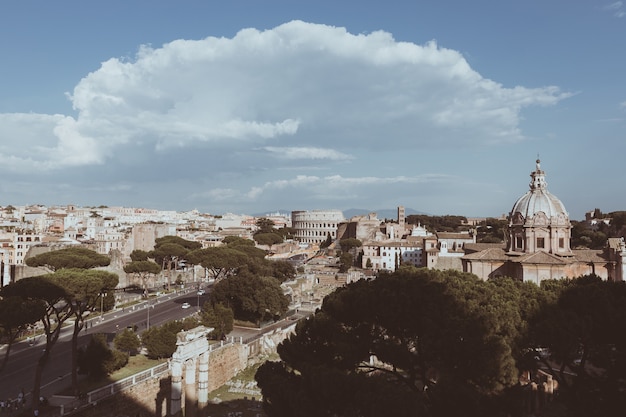 Vista panoramica della città di Roma con il Foro Romano e il Colosseo dal Monumento a Vittorio Emanuele II noto anche come il Vittoriano. Giornata di sole estivo e cielo blu drammatico