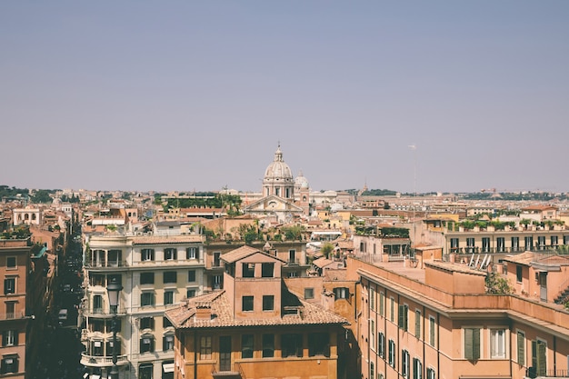 Vista panoramica della città di Roma con vecchie case da Piazza di Spagna. Giornata di sole estivo e cielo blu