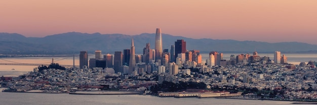 Vista panoramica della città di San Francisco dal mare contro il cielo