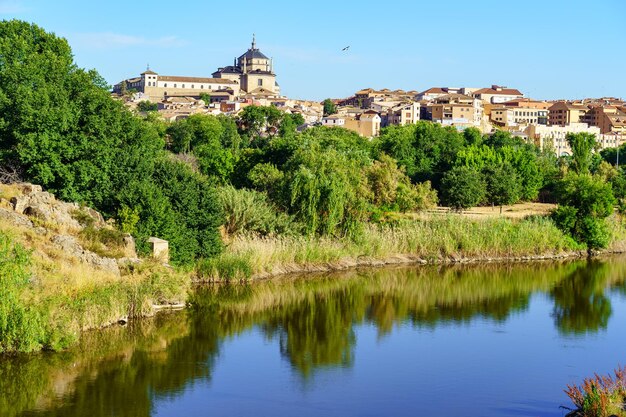 Vista panoramica della città di Toledo lungo il fiume Tago in una giornata di sole