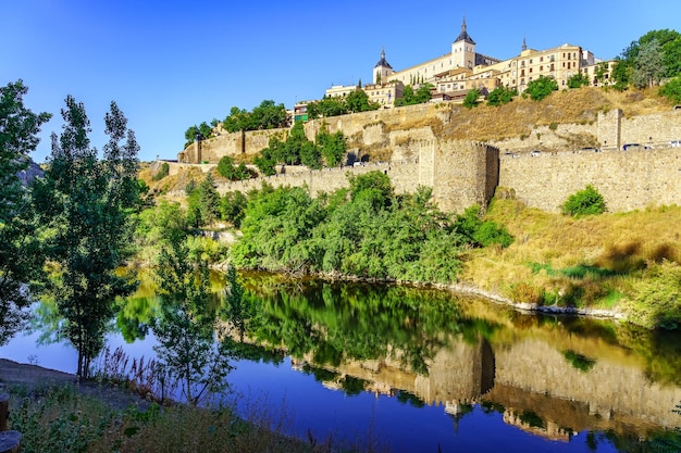Vista panoramica della città di Toledo, patrimonio dell'Unesco, vicino al fiume Tago