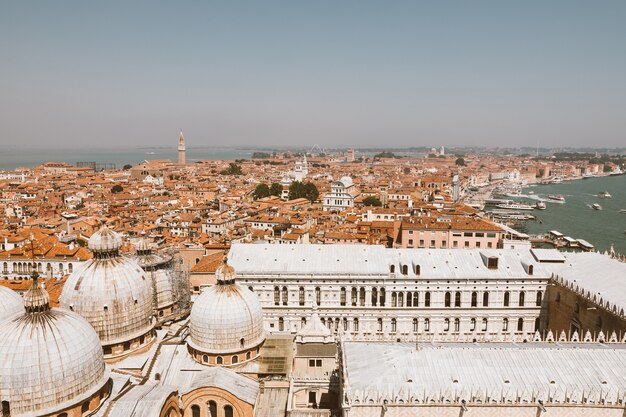 Vista panoramica della città di Venezia con edifici storici e costa dal Campanile di San Marco. Paesaggio di una giornata estiva e cielo azzurro soleggiato