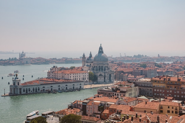 Vista panoramica della città di Venezia e via Basilica di Santa Maria della Salute (Santa Maria della Salute) dal Campanile di San Marco (Campanile di San Marco). Paesaggio di una giornata estiva e cielo azzurro soleggiato