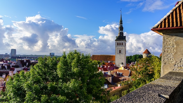 Vista panoramica della città medievale di Tallinn con enormi nuvole bianche.